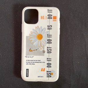 Beautiful iPhone 13 Daisy case